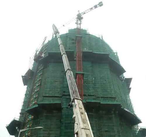 安顺吊车在工地上作业